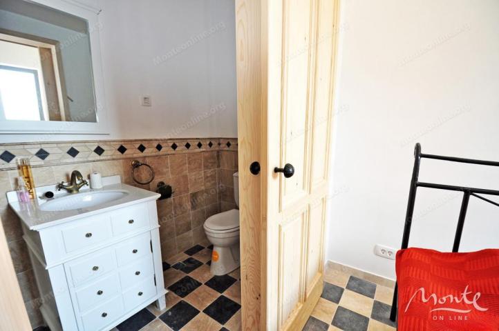 Funkcionalni apart-hotel sa bazenom i pogledom na more u Risnu