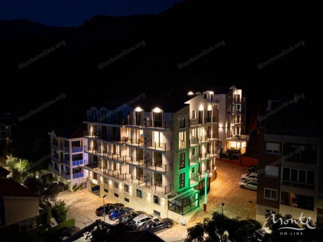 Novi apartmani u modernom stambenom kompleksu sa bazenom u Budvi