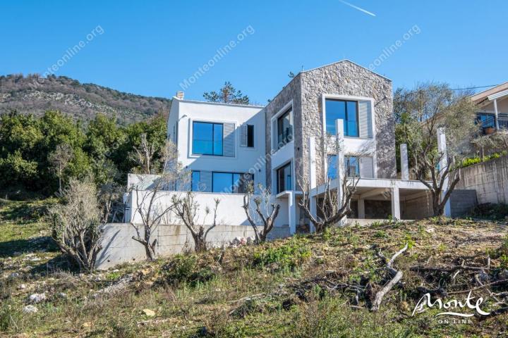 Moderna dizajnerska vila s bazenom u Tivtu, Kavač