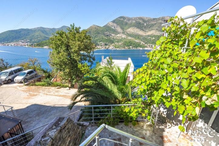 Porodična trospratna kuća sa garažom i pogledom na zaliv u Lepetanima, Tivat