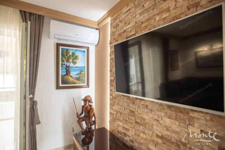 Prostran apartman sa 2 spavaće sobe i dvije terase u centru Budve