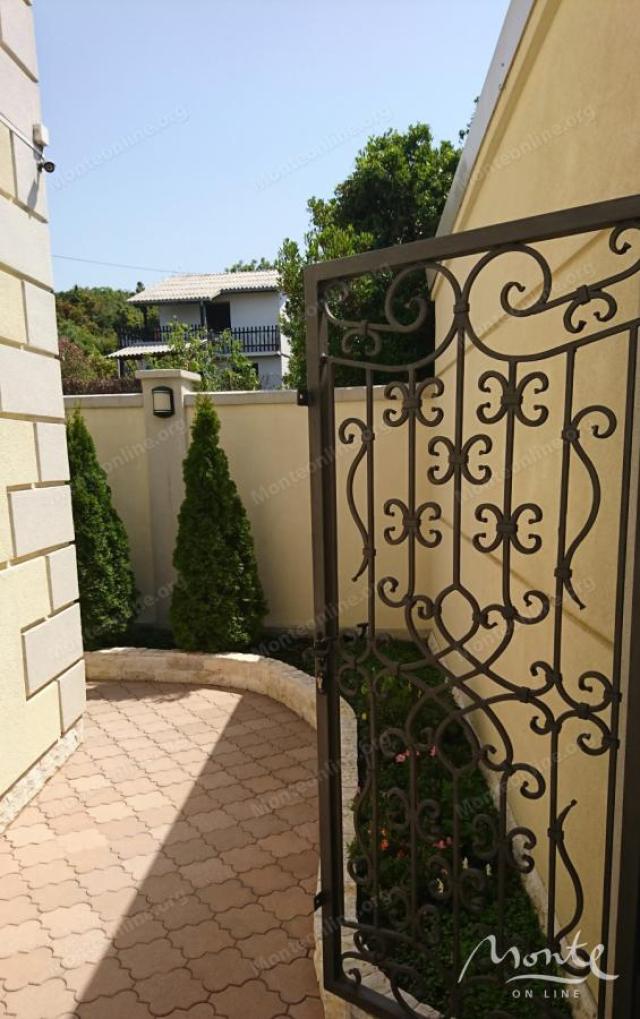 Prostrana vila na 3 sprata sa vrtom, bazenom i pogledom na more u Utehi, Bar