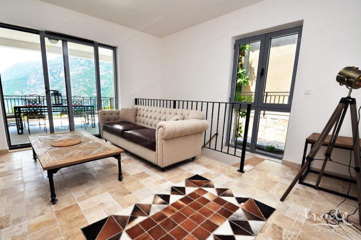 Funkcionalni apart-hotel sa bazenom i pogledom na more u Risnu