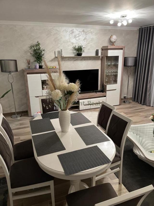 Na prodaju komforan dvosoban stan sa garažom i bazenom, Podličak S272BD