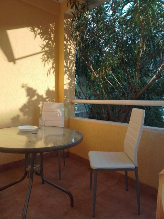 Jednosoban stan sa dvorištem, 200 m od mora – Petrovac