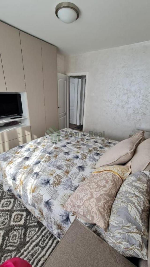 Na prodaju komforan dvosoban stan sa garažom i bazenom, Podličak S272BD