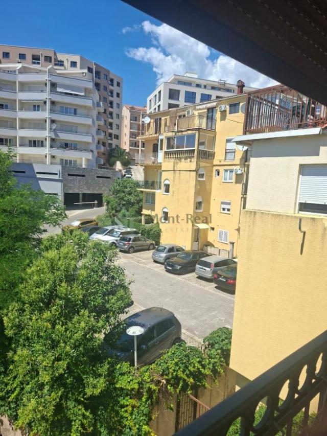 Dvosoban stan za izdavanje u Bečićima, IS306BD