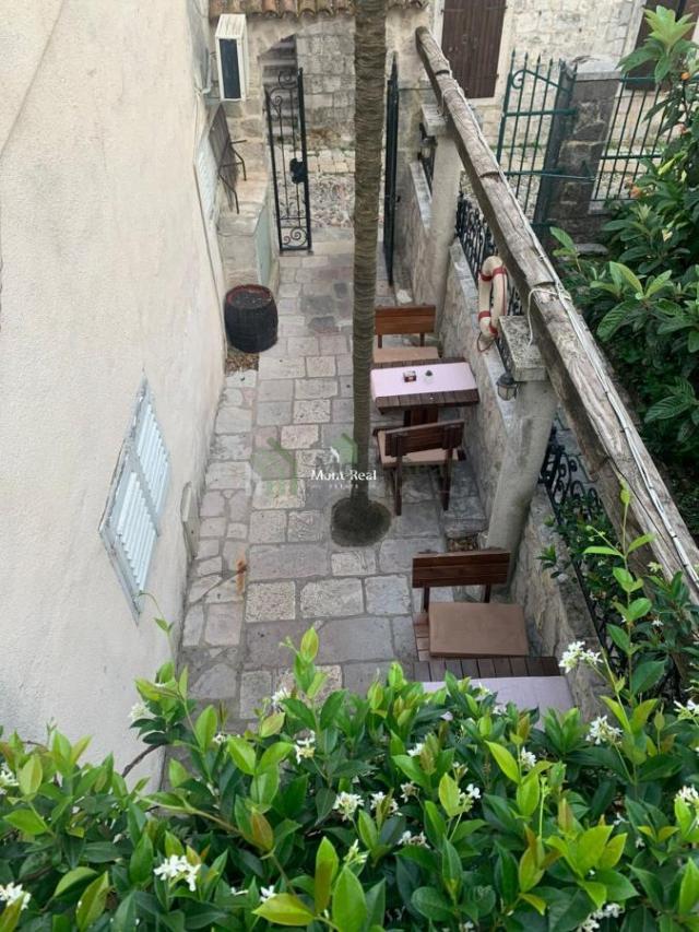 Prodaja konobe u kamenom mediteranskom stilu – Risan, Kotor
