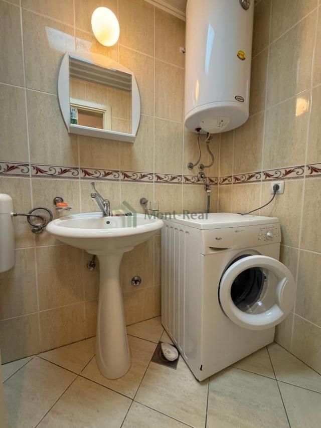 Jednosoban stan sa velikom terasom, 10 minuta lagane šetnje do plaže – Bečići