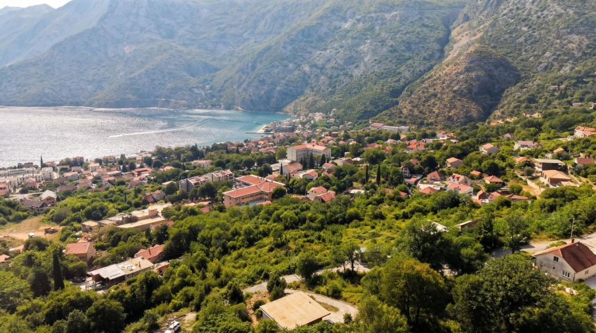Investiciona prilika: Građevinsko zemljište 13.000 m² sa dozvolom, Risan – Boka Kotorska
