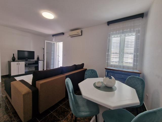 Namesten dvosoban stan, povrsine 56m2 u Becicima