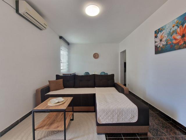 Namesten dvosoban stan, povrsine 56m2 u Becicima