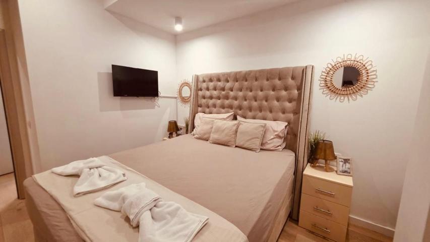 Izdavanje luksuznog jednosobnog stana 50 m² sa terasom 25 m² i garažnim parkingom – Tivat,150m od mo