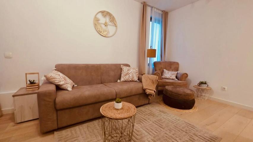 Izdavanje luksuznog jednosobnog stana 50 m² sa terasom 25 m² i garažnim parkingom – Tivat,150m od mo