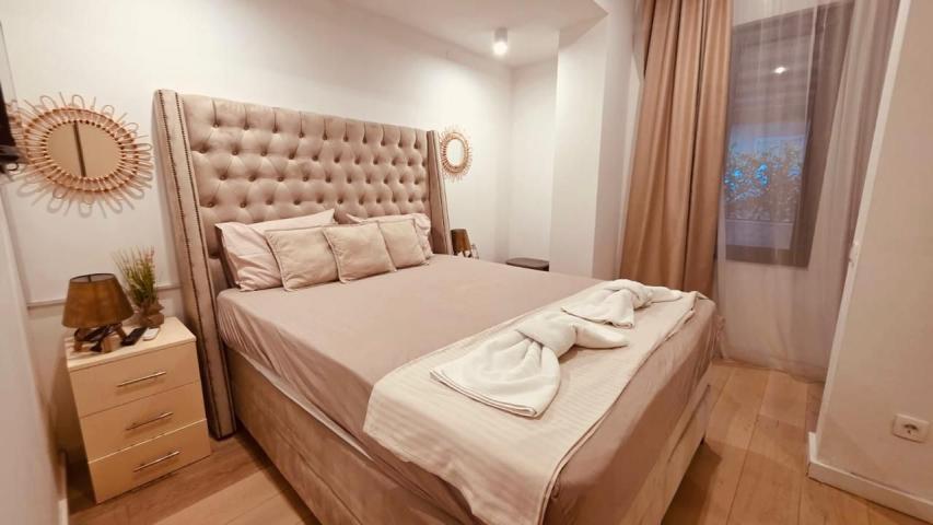 Izdavanje luksuznog jednosobnog stana 50 m² sa terasom 25 m² i garažnim parkingom – Tivat,150m od mo