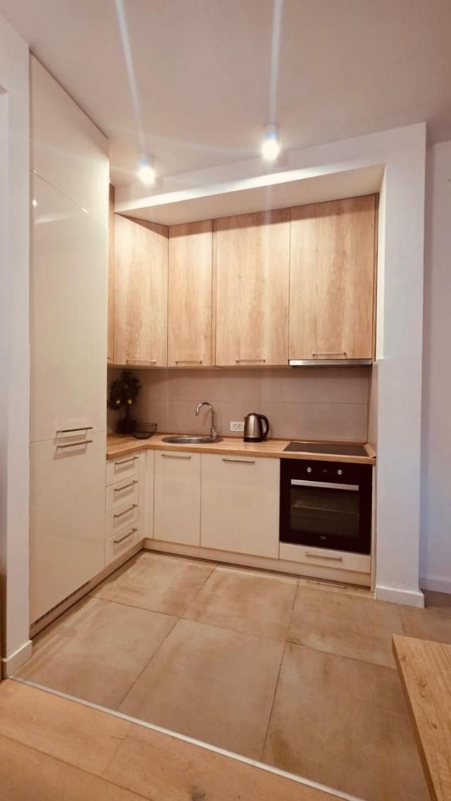 Izdavanje luksuznog jednosobnog stana 50 m² sa terasom 25 m² i garažnim parkingom – Tivat,150m od mo
