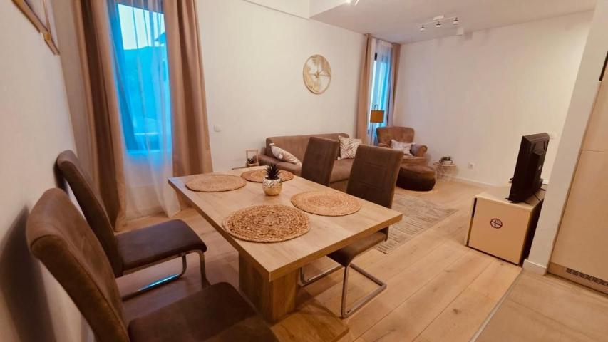 Izdavanje luksuznog jednosobnog stana 50 m² sa terasom 25 m² i garažnim parkingom – Tivat,150m od mo