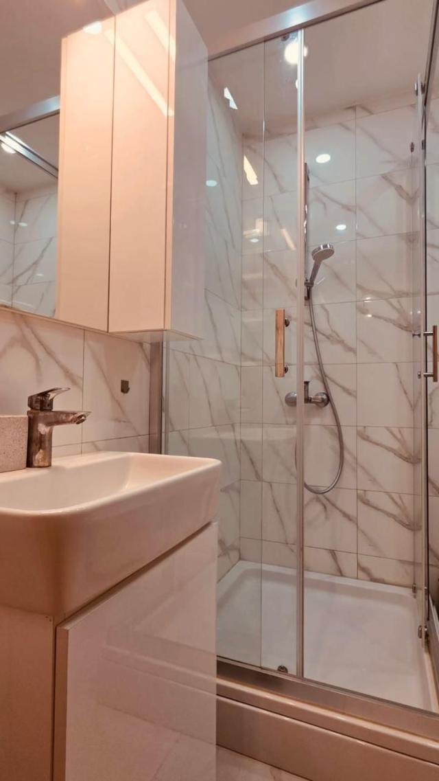 Izdavanje luksuznog jednosobnog stana 50 m² sa terasom 25 m² i garažnim parkingom – Tivat,150m od mo