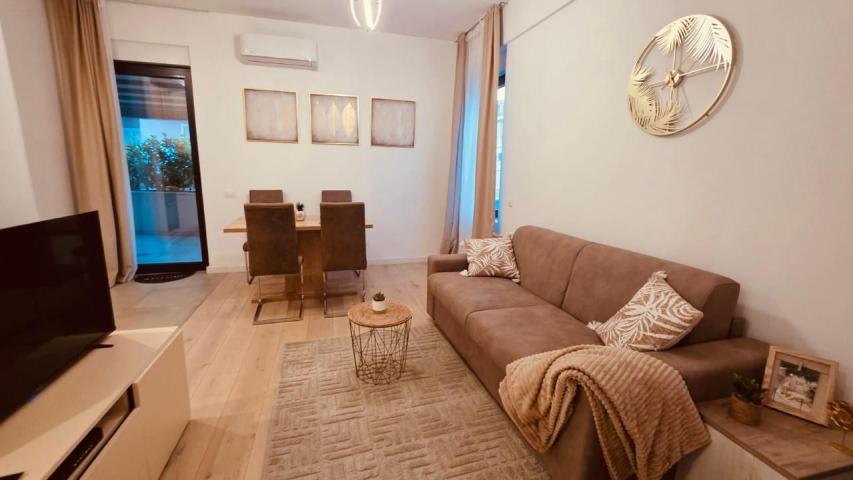 Izdavanje luksuznog jednosobnog stana 50 m² sa terasom 25 m² i garažnim parkingom – Tivat,150m od mo
