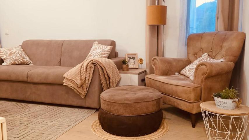 Izdavanje luksuznog jednosobnog stana 50 m² sa terasom 25 m² i garažnim parkingom – Tivat,150m od mo