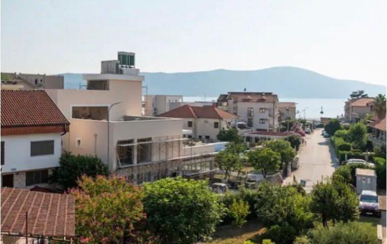 Izdavanje luksuznog jednosobnog stana 45m² sa pogledom na more i garaznim mestom – Tivat,150m od mor