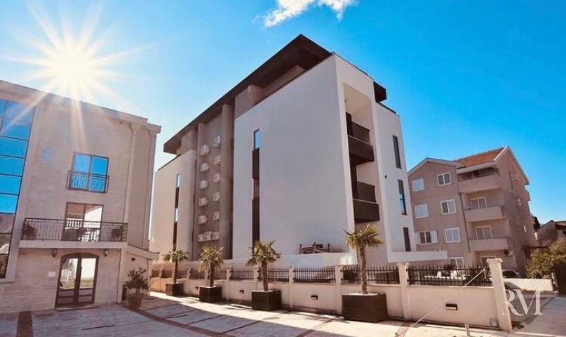 Izdavanje luksuznog jednosobnog stana 45m² sa pogledom na more i garaznim mestom – Tivat,150m od mor
