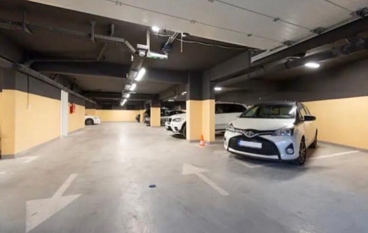 Izdavanje luksuznog jednosobnog stana 45m² sa pogledom na more i garaznim mestom – Tivat,150m od mor