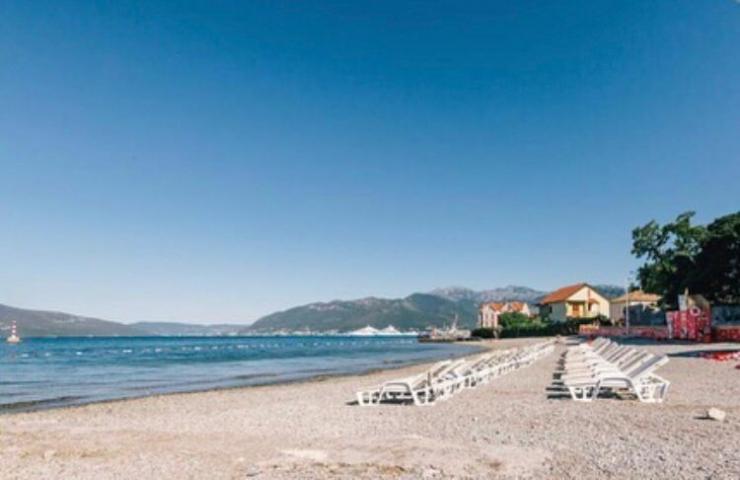 Izdavanje luksuznog jednosobnog stana 45m² sa pogledom na more i garaznim mestom – Tivat,150m od mor