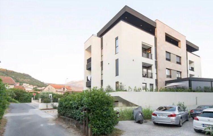 Izdavanje luksuznog jednosobnog stana 45m² sa pogledom na more i garaznim mestom – Tivat,150m od mor