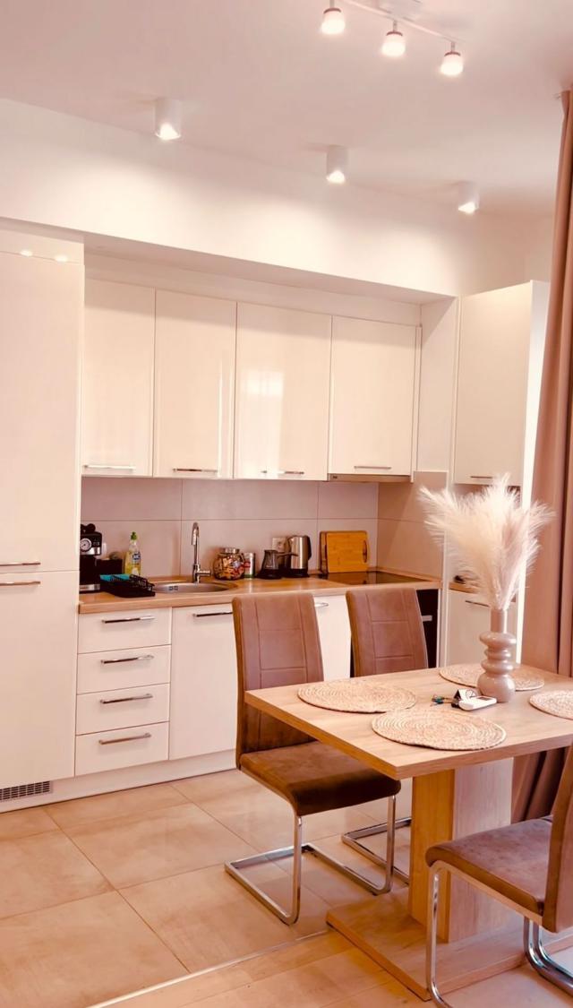 Izdavanje luksuznog jednosobnog stana 45m² sa pogledom na more i garaznim mestom – Tivat,150m od mor