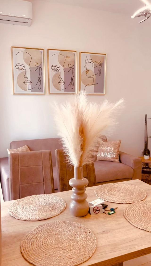 Izdavanje luksuznog jednosobnog stana 45m² sa pogledom na more i garaznim mestom – Tivat,150m od mor