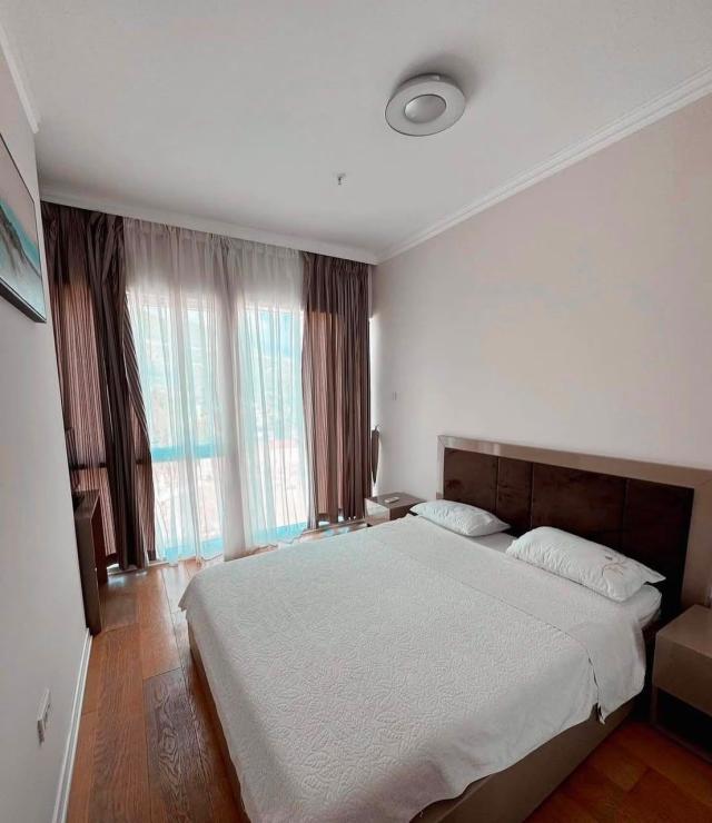 Izdavanje luksuznog trosobnog stana 100 m² sa parking mestom u condo hotelu Tre Canne na prvoj linij