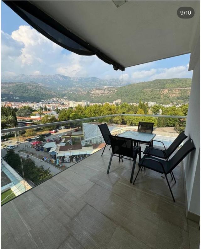 Izdavanje luksuznog trosobnog stana 100 m² sa parking mestom u condo hotelu Tre Canne na prvoj linij