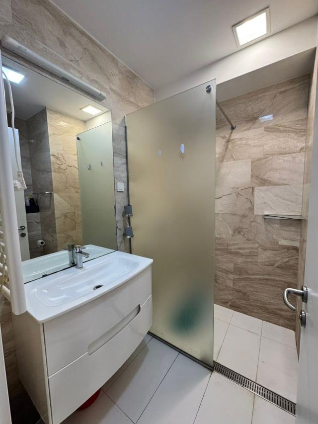 Izdavanje luksuznog trosobnog stana 100 m² sa parking mestom u condo hotelu Tre Canne na prvoj linij
