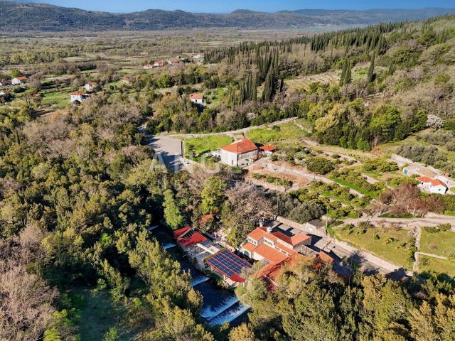 Konavle, Ljuta – građevinsko zemljište s projektom i građevinskom dozvolom za kamenu vilu – PRODAJA