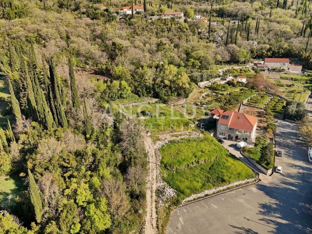 Konavle, Ljuta – građevinsko zemljište s projektom i građevinskom dozvolom za kamenu vilu – PRODAJA