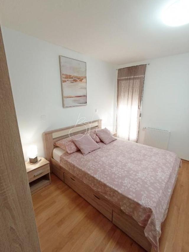 Nova Veruda - stan s dvije spavaće sobe, balkonom i dva parkirna mjesta, 74 m2