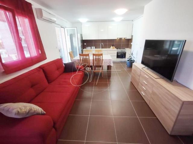 Nova Veruda - stan s dvije spavaće sobe, balkonom i dva parkirna mjesta, 74 m2