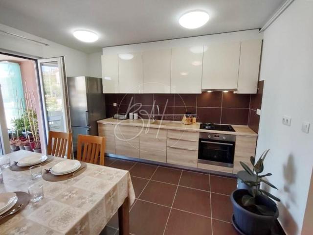 Nova Veruda - stan s dvije spavaće sobe, balkonom i dva parkirna mjesta, 74 m2