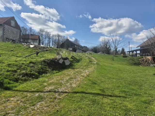Kuća za adaptaciju na 2.420m² zemljišta nadomak Slovenije