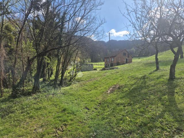 Kuća za adaptaciju na 2.420m² zemljišta nadomak Slovenije