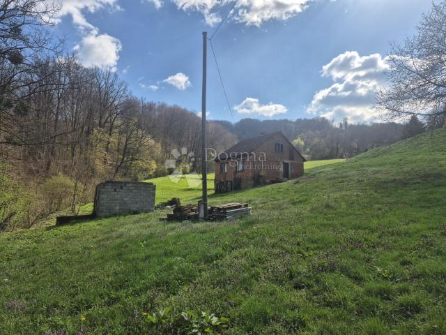 Kuća za adaptaciju na 2.420m² zemljišta nadomak Slovenije
