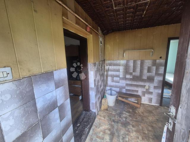 Kuća za adaptaciju na 2.420m² zemljišta nadomak Slovenije