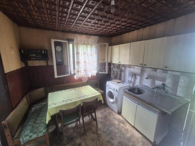Kuća za adaptaciju na 2.420m² zemljišta nadomak Slovenije