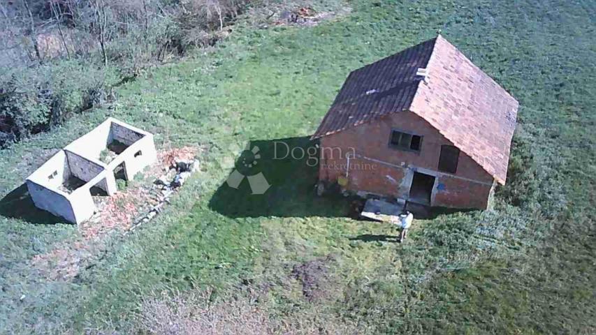 Kuća za adaptaciju na 2.420m² zemljišta nadomak Slovenije