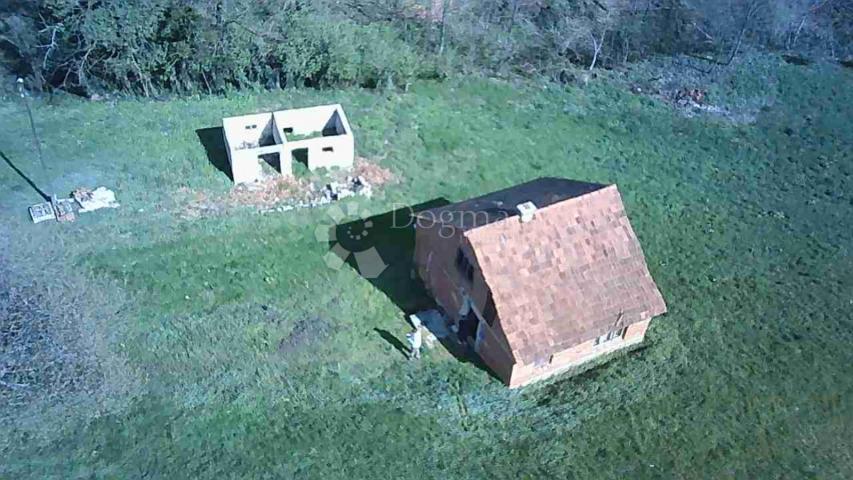 Kuća za adaptaciju na 2.420m² zemljišta nadomak Slovenije