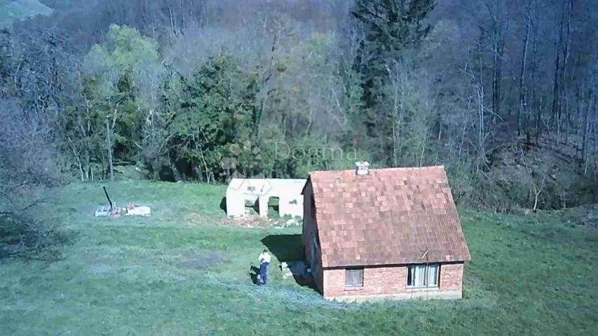 Kuća za adaptaciju na 2.420m² zemljišta nadomak Slovenije