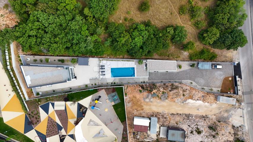 Samostojeća moderna vila sa bazenom