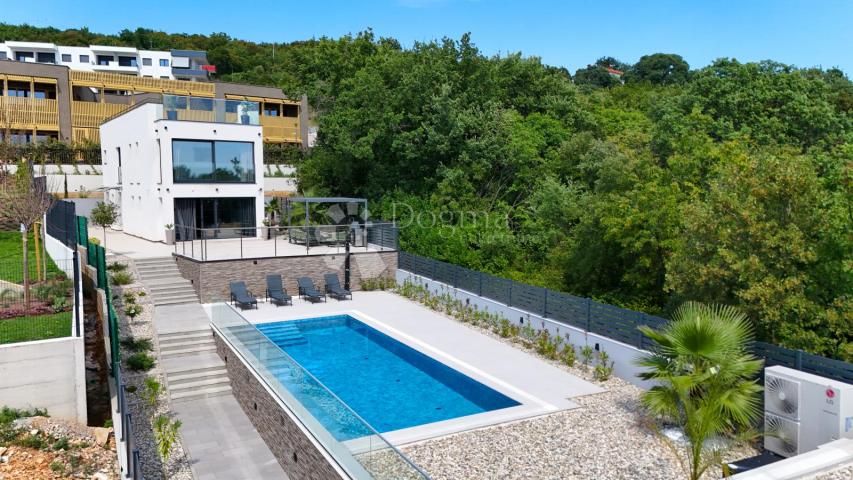 Samostojeća moderna vila sa bazenom