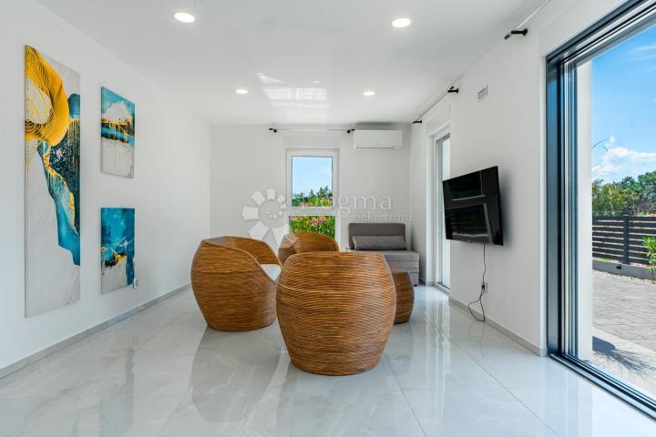 Samostojeća moderna vila sa bazenom